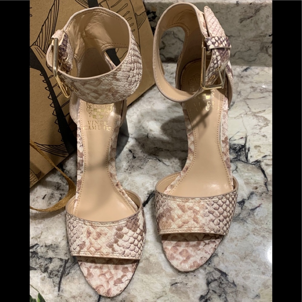 Vince Camuto Snake Skin Heel 7M